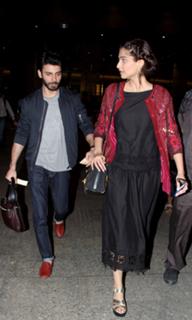 Sonam Kapoor feet photo thumbnail