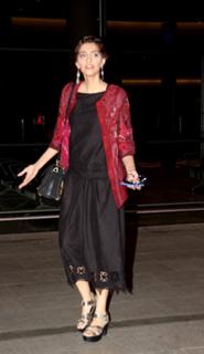 Sonam Kapoor feet photo thumbnail
