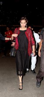 Sonam Kapoor feet photo thumbnail