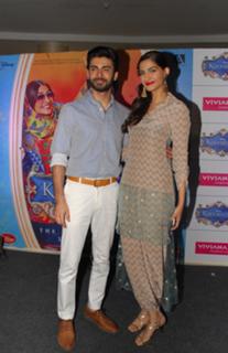 Sonam Kapoor feet photo thumbnail