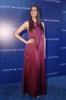 Sonam Kapoor feet photo thumbnail