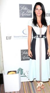 Angie Harmon feet photo thumbnail