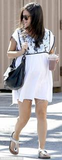 Rachel Bilson feet photo thumbnail