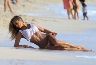 Jennifer Nicole Lee feet photo thumbnail