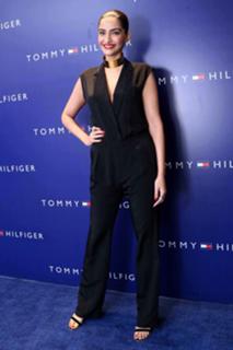 Sonam Kapoor feet photo thumbnail