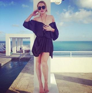 Lindsay Lohan feet photo thumbnail