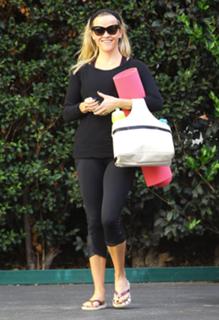 Reese Witherspoon feet photo thumbnail