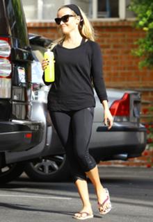 Reese Witherspoon feet photo thumbnail