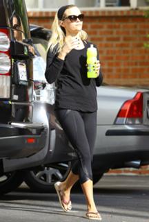 Reese Witherspoon feet photo thumbnail