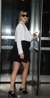 Rosamund Pike feet photo thumbnail