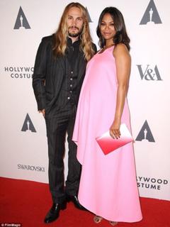 Zoe Saldana feet photo thumbnail