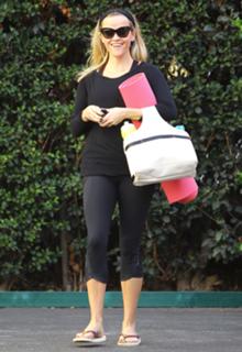Reese Witherspoon feet photo thumbnail