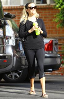 Reese Witherspoon feet photo thumbnail