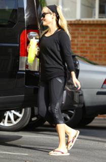 Reese Witherspoon feet photo thumbnail
