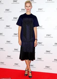 Karolina Kurkova feet photo thumbnail