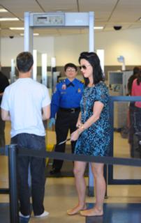 Katy Perry feet photo thumbnail