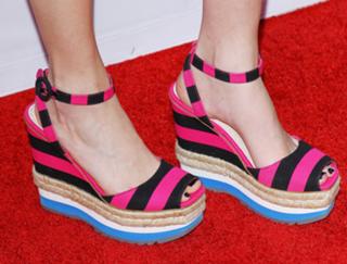 Elizabeth Banks feet photo thumbnail