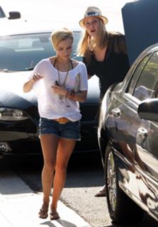 Hayden Panettiere feet photo thumbnail