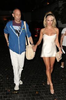 Pamela Anderson feet photo thumbnail