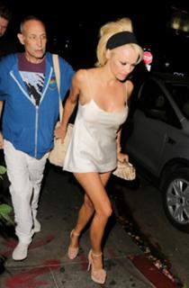 Pamela Anderson feet photo thumbnail