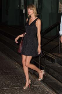 Taylor Swift feet photo thumbnail