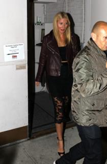 Gwyneth Paltrow feet photo thumbnail