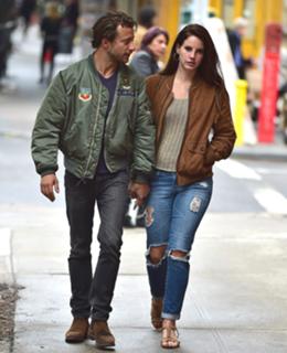 Lana Del Rey feet photo thumbnail