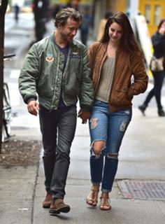 Lana Del Rey feet photo thumbnail