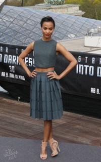 Zoe Saldana feet photo thumbnail