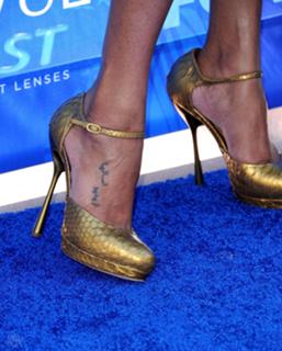 Zoe Saldana feet photo thumbnail