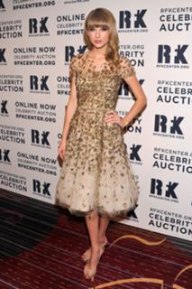 Taylor Swift feet photo thumbnail