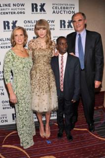 Taylor Swift feet photo thumbnail