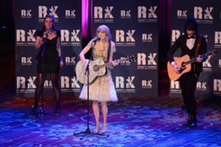 Taylor Swift feet photo thumbnail