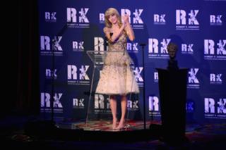 Taylor Swift feet photo thumbnail