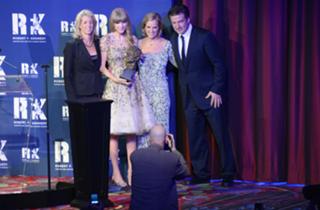 Taylor Swift feet photo thumbnail
