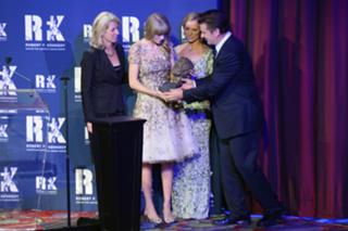 Taylor Swift feet photo thumbnail