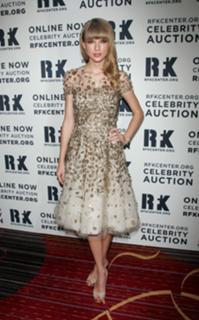 Taylor Swift feet photo thumbnail