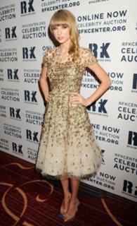 Taylor Swift feet photo thumbnail