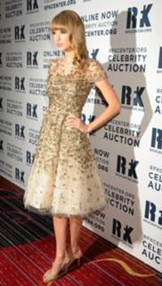 Taylor Swift feet photo thumbnail