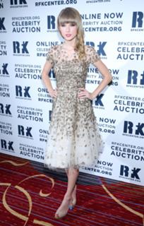 Taylor Swift feet photo thumbnail
