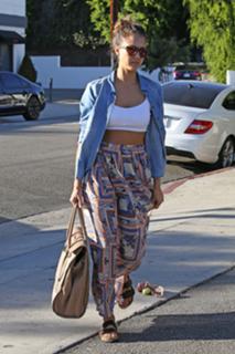 Jessica Alba feet photo thumbnail