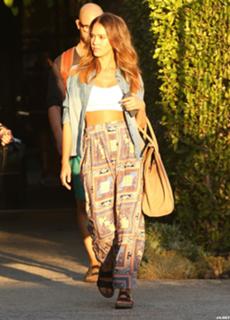 Jessica Alba feet photo thumbnail