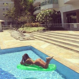 Nicole Bahls feet photo thumbnail