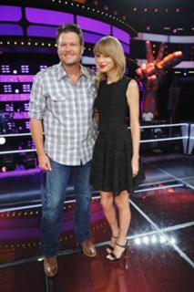 Taylor Swift feet photo thumbnail