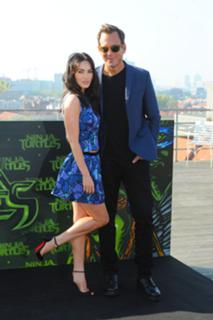 Megan Fox feet photo thumbnail