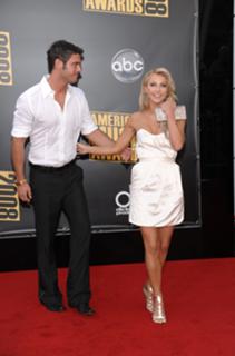 Julianne Hough feet photo thumbnail