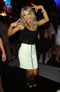 Julianne Hough feet photo thumbnail