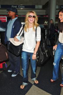 Julianne Hough feet photo thumbnail