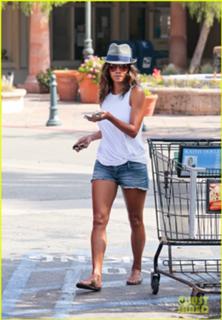 Halle Berry feet photo thumbnail