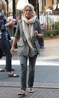 Julianne Hough feet photo thumbnail